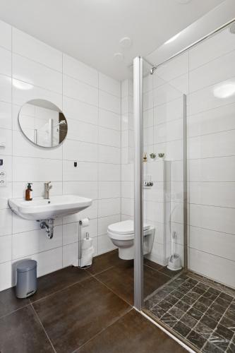 Bathroom, Groß, modern, vollausgestattet, gemutlich mit Kuche und Parkplatz fur Urlaub oder Business in Mulheim-Karlich Bathroom, Groß, modern, vollausgestattet, gemutlich mit Kuche und Parkplatz fur Urlaub oder Business in Mulheim-Karlich