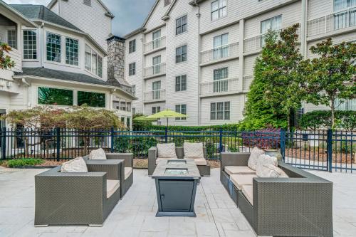 Swimming pool, Hotel Indigo Atlanta – Vinings By IHG in Vinings Swimming pool, Hotel Indigo Atlanta – Vinings By IHG in Vinings