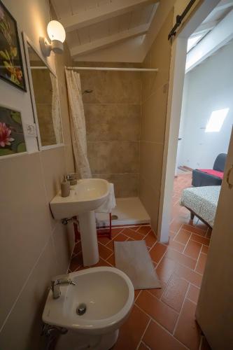 Fürdőszoba, Agriturismo La valle in Peccioli Fürdőszoba, Agriturismo La valle in Peccioli