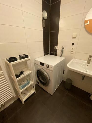 Bathroom, Groß, modern, vollausgestattet, gemutlich mit Kuche und Parkplatz fur Urlaub oder Business in Mulheim-Karlich Bathroom, Groß, modern, vollausgestattet, gemutlich mit Kuche und Parkplatz fur Urlaub oder Business in Mulheim-Karlich