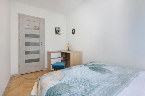 Cozy and Comfortable Wola Apartment by Noclegi Renters