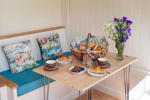 Makanan dan Minuman, Shepherds Huts Tansy & Ethel in rural Sussex in Arundel Makanan dan Minuman, Shepherds Huts Tansy & Ethel in rural Sussex in Arundel