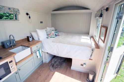 Shepherds Huts Tansy & Ethel in rural Sussex in Arundel Shepherds Huts Tansy & Ethel in rural Sussex in Arundel