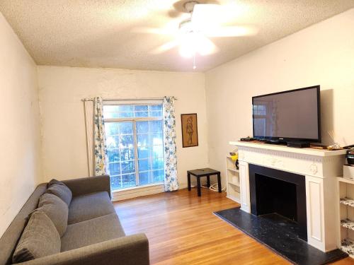 Relax in Hollywood Hills