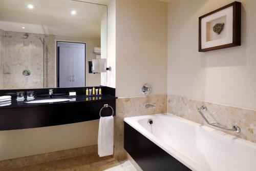 Badkamer, Rotterdam Marriott Hotel in Rotterdam Badkamer, Rotterdam Marriott Hotel in Rotterdam