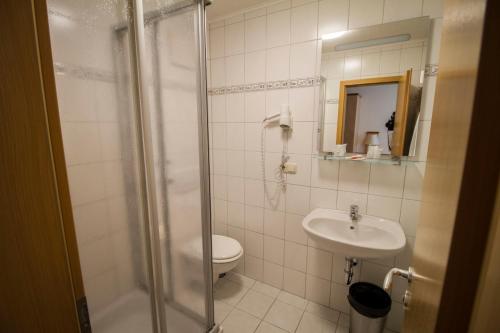 Bathroom, Gasthof zur Land in Moosburg an der Isar Bathroom, Gasthof zur Land in Moosburg an der Isar