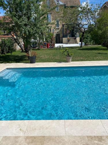 Maison de charme proche Paris et Disney avec piscine