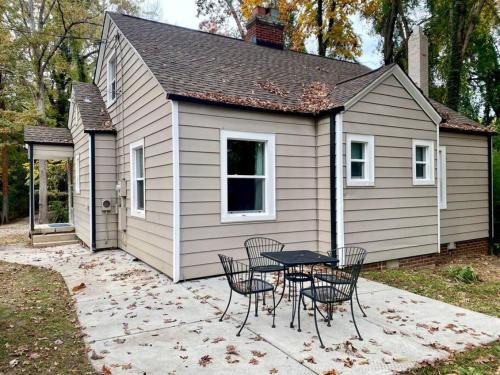 Tranquility Cottage, Private Peaceful Surroundings Near Everything in High Point Tranquility Cottage, Private Peaceful Surroundings Near Everything in High Point