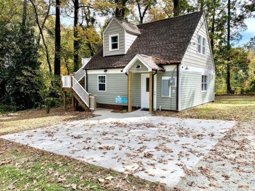 Quietude Place, Stylish 2 Bedroom House with Full Kitchen in High Point Quietude Place, Stylish 2 Bedroom House with Full Kitchen in High Point