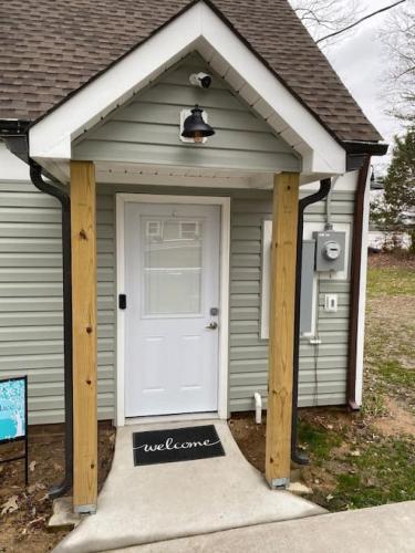 Quietude Place, Stylish 2 Bedroom House with Full Kitchen in High Point Quietude Place, Stylish 2 Bedroom House with Full Kitchen in High Point