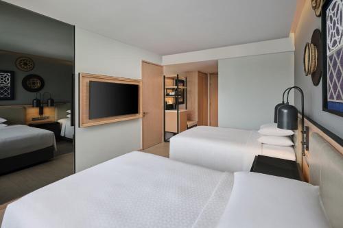 Guestroom, Four Points by Sheraton Phuket Patong Beach Resort in Phuket Guestroom, Four Points by Sheraton Phuket Patong Beach Resort in Phuket