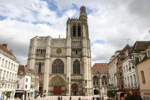 L'Echapee SENSee : Duplex Centre 500m Cathedrale in Sens L'Echapee SENSee : Duplex Centre 500m Cathedrale in Sens
