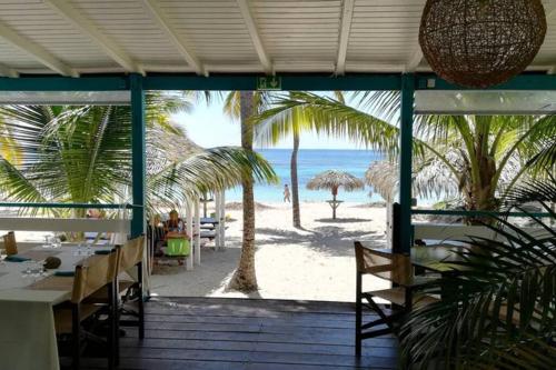 STUDIO VUE MER ANSE DES ROCHERS PISCINE ET PLAGE in Свети Франсоа STUDIO VUE MER ANSE DES ROCHERS PISCINE ET PLAGE in Свети Франсоа