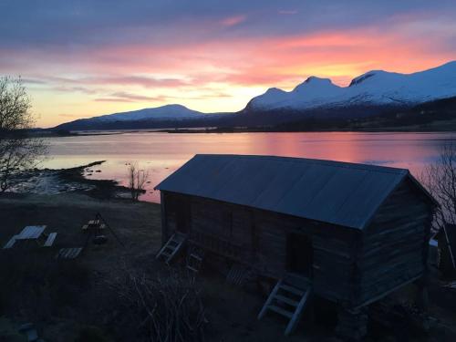 Hyggelig lite bosted ved sjøen, nær sentrum i Valnesfjord in ฟันส์กะ Hyggelig lite bosted ved sjøen, nær sentrum i Valnesfjord in ฟันส์กะ