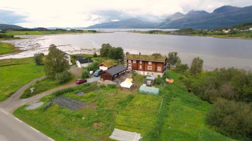 Hyggelig lite bosted ved sjøen, nær sentrum i Valnesfjord in ฟันส์กะ Hyggelig lite bosted ved sjøen, nær sentrum i Valnesfjord in ฟันส์กะ