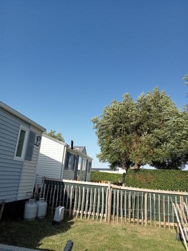 Stacaravan met eigen terras en tuin 6personen in Bredene Stacaravan met eigen terras en tuin 6personen in Bredene