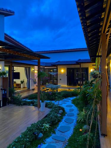 Jardí, Casa de 20 m2 amb 5 habitació i 5 bany privat a Dương Tơ (LENA Homestay Phú Quốc) near Aeroport Internacional de Phu Quoc Jardí, Casa de 20 m2 amb 5 habitació i 5 bany privat a Dương Tơ (LENA Homestay Phú Quốc) near Aeroport Internacional de Phu Quoc