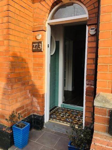 Cosy two bed terraced house 7min drive from city in Skegoneill Cosy two bed terraced house 7min drive from city in Skegoneill