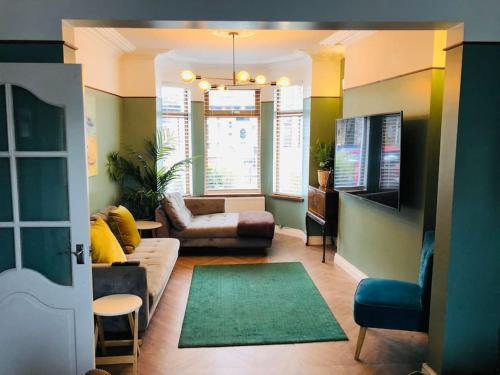 Cheerful 4 bedroom townhouse, side street parking in Albertbridge Cheerful 4 bedroom townhouse, side street parking in Albertbridge