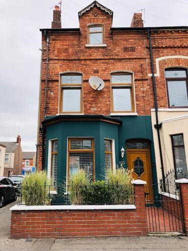 Cheerful 4 bedroom townhouse, side street parking in Albertbridge Cheerful 4 bedroom townhouse, side street parking in Albertbridge