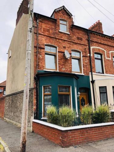 Cheerful 4 bedroom townhouse, side street parking in Albertbridge Cheerful 4 bedroom townhouse, side street parking in Albertbridge