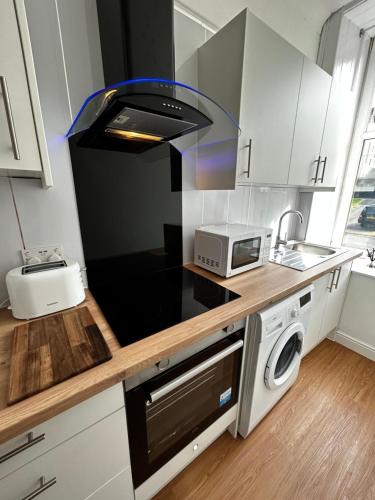 THE LAZY LION - Spacious 2 Bedroom - Town Centre Holiday Home Apartment in Greenock THE LAZY LION - Spacious 2 Bedroom - Town Centre Holiday Home Apartment in Greenock