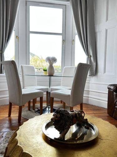 THE LAZY LION - Spacious 2 Bedroom - Town Centre Holiday Home Apartment in Greenock THE LAZY LION - Spacious 2 Bedroom - Town Centre Holiday Home Apartment in Greenock