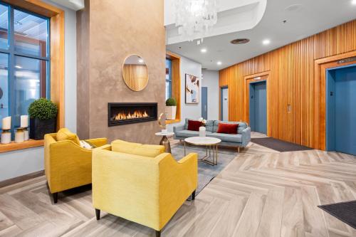 Lobby, Alpenglow Lodge by MVA in Whistler (BC) Lobby, Alpenglow Lodge by MVA in Whistler (BC)