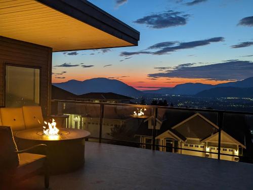 מרפסת, Mountain Retreat with Views, Hot Tub, Games & AC in צ'יליוואק (BC) מרפסת, Mountain Retreat with Views, Hot Tub, Games & AC in צ'יליוואק (BC)