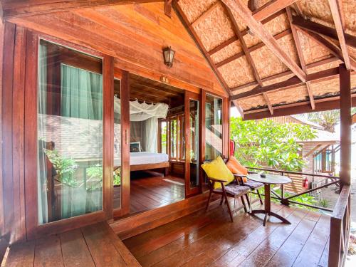 Lipe Beach Resort in Sunrise Beach Lipe Beach Resort in Sunrise Beach