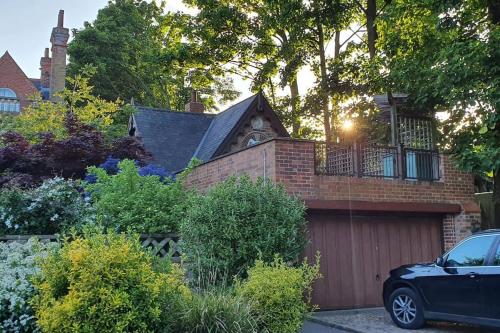 Unique 3 b'room house + free parking /city centre