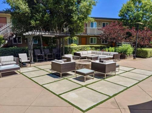 King Bed-Parking-Top Floor-Desk-Downtown in Walnut Creek (Kalifornia) King Bed-Parking-Top Floor-Desk-Downtown in Walnut Creek (Kalifornia)