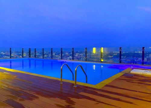 Swimming pool, Holiday Pier Hotel in Mandalay Swimming pool, Holiday Pier Hotel in Mandalay