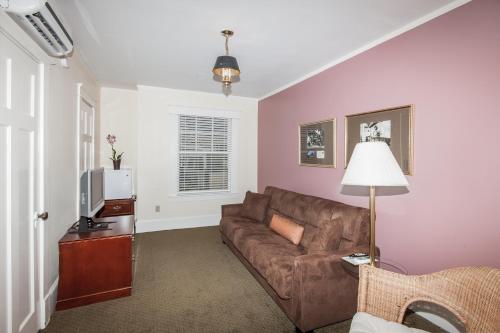 Guestroom, Lakeside Inn on Lake Dora in Mount Dora (FL) Guestroom, Lakeside Inn on Lake Dora in Mount Dora (FL)
