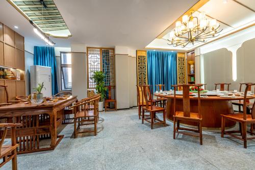 Restaurant, WAIFIDEN Hotel - Former Tokai Hotel (Free shuttle bus during Canton Fair) in Yuexiu District Restaurant, WAIFIDEN Hotel - Former Tokai Hotel (Free shuttle bus during Canton Fair) in Yuexiu District