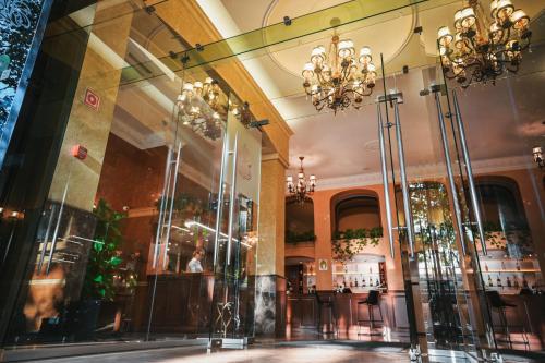 Entree, Alexandrovskiy Hotel in Odessa stadscentrum Entree, Alexandrovskiy Hotel in Odessa stadscentrum