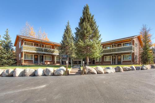 Petite Remodeled Corner Unit with Lots of Light, Onsite Hot Tubs, Walk to Town PM4A in Four O'Clock Petite Remodeled Corner Unit with Lots of Light, Onsite Hot Tubs, Walk to Town PM4A in Four O'Clock
