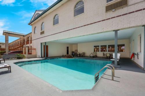Swimming pool, Quality Inn & Suites in Houston West Swimming pool, Quality Inn & Suites in Houston West