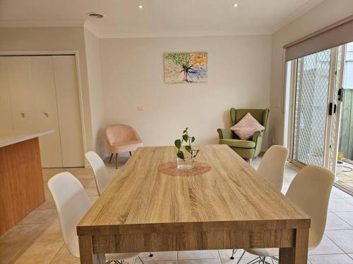 3 Bedrooms Townhouse, Taylors Lakes 3038 in Taylors Lakes 3 Bedrooms Townhouse, Taylors Lakes 3038 in Taylors Lakes