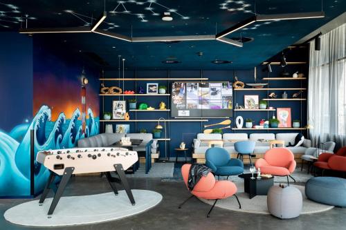 Guestroom, Moxy Plymouth in Plymouth Guestroom, Moxy Plymouth in Plymouth