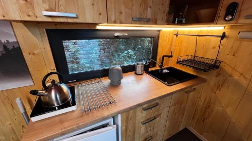 บริการและสิ่งอำนวยความสะดวก, tiny house BARACZEK Brno-Jundrov, ulice Veslařská (tiny house BARACZEK Brno-Jundrov, ulice Veslarska) in ยุนดรอฟ บริการและสิ่งอำนวยความสะดวก, tiny house BARACZEK Brno-Jundrov, ulice Veslařská (tiny house BARACZEK Brno-Jundrov, ulice Veslarska) in ยุนดรอฟ
