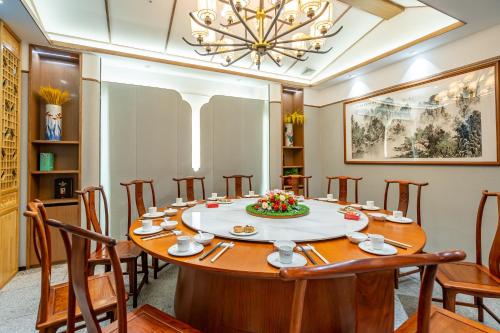Restaurant, WAIFIDEN Hotel - Former Tokai Hotel (Free shuttle bus during Canton Fair) near Sharmaji Vegetarian Indian Restaurant Restaurant, WAIFIDEN Hotel - Former Tokai Hotel (Free shuttle bus during Canton Fair) near Sharmaji Vegetarian Indian Restaurant