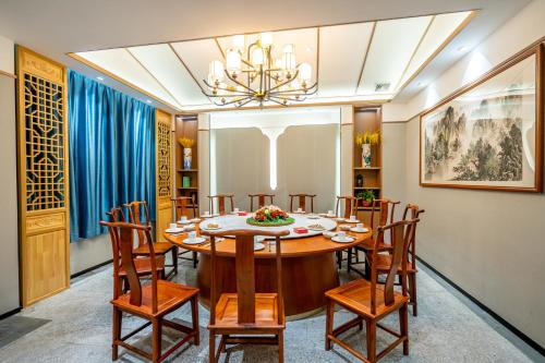 Restaurant, WAIFIDEN Hotel - Former Tokai Hotel (Free shuttle bus during Canton Fair) near Sharmaji Vegetarian Indian Restaurant Restaurant, WAIFIDEN Hotel - Former Tokai Hotel (Free shuttle bus during Canton Fair) near Sharmaji Vegetarian Indian Restaurant