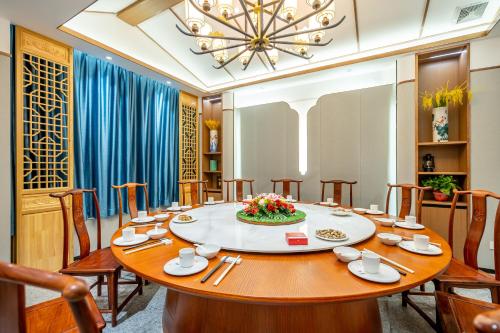 Restaurant, WAIFIDEN Hotel - Former Tokai Hotel (Free shuttle bus during Canton Fair) near Sharmaji Vegetarian Indian Restaurant Restaurant, WAIFIDEN Hotel - Former Tokai Hotel (Free shuttle bus during Canton Fair) near Sharmaji Vegetarian Indian Restaurant