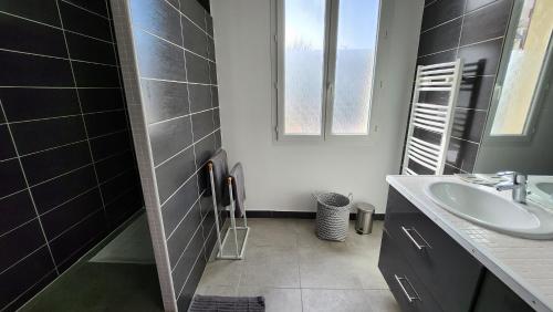 Bathroom, Le 5 Houdanais in Houdan Bathroom, Le 5 Houdanais in Houdan