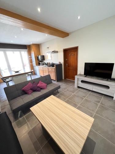 Shared lounge/TV area, la petite maisonnette in Touquin Shared lounge/TV area, la petite maisonnette in Touquin