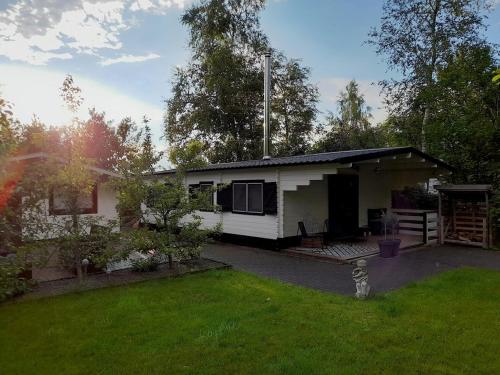 Geweldig en ruim chalet nabij Dierenpark WILDLANDS voor vijf personen in Schoonebeek Geweldig en ruim chalet nabij Dierenpark WILDLANDS voor vijf personen in Schoonebeek