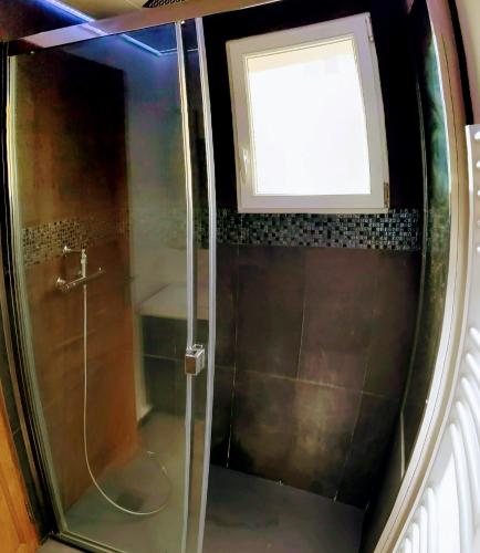 Shower, Retraite Tropicale a Marseille in La Valentine Shower, Retraite Tropicale a Marseille in La Valentine