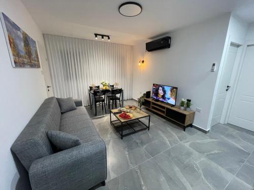 Zona de TV/saló-bar comuns, דירת אירוח מפנקת בעיר אשקלון - 5 דקות נסיעה מהים in Ashkelon Zona de TV/saló-bar comuns, דירת אירוח מפנקת בעיר אשקלון - 5 דקות נסיעה מהים in Ashkelon