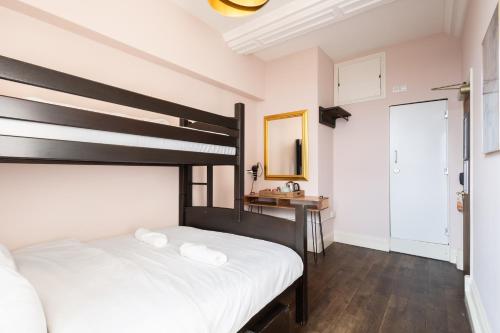 Palmers Lodge: Swiss Cottage in Camden Palmers Lodge: Swiss Cottage in Camden